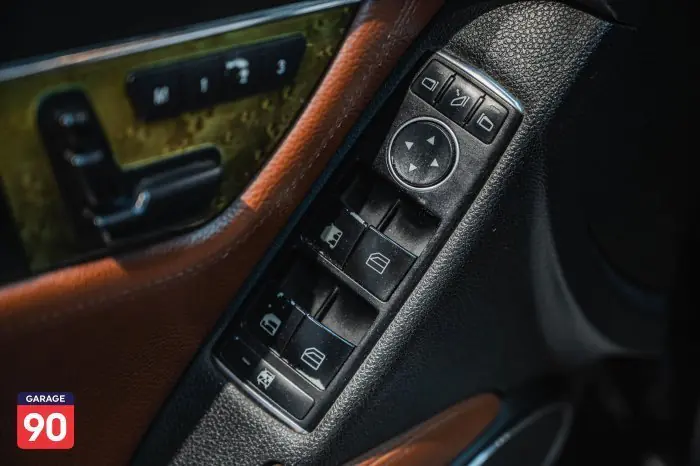 Mercedes-Benz  2011 - صورة 15