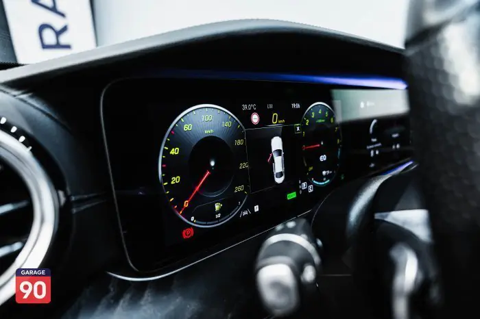 Mercedes-Benz E300 2021 - صورة 17