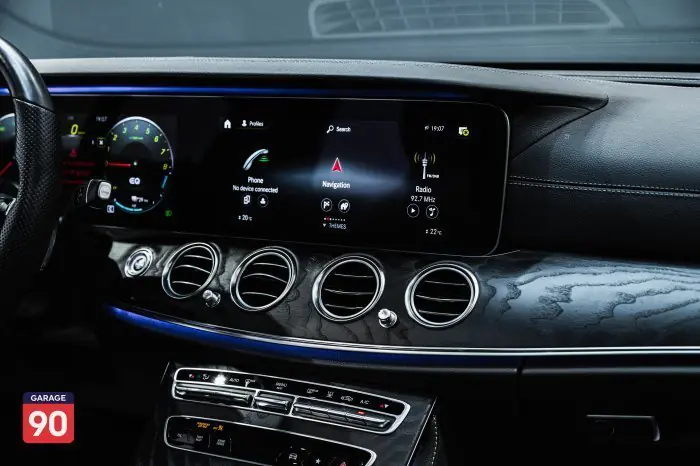 Mercedes-Benz E300 2021 - صورة 18
