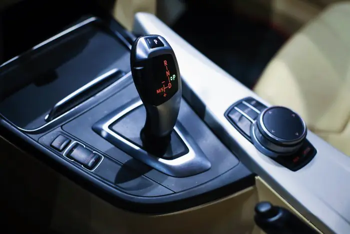 bmw 318i 2017 - صورة 14