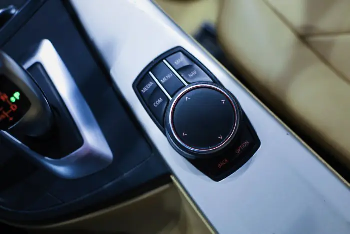 bmw 318i 2017 - صورة 18