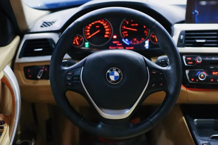bmw 318i 2017 - صورة 12
