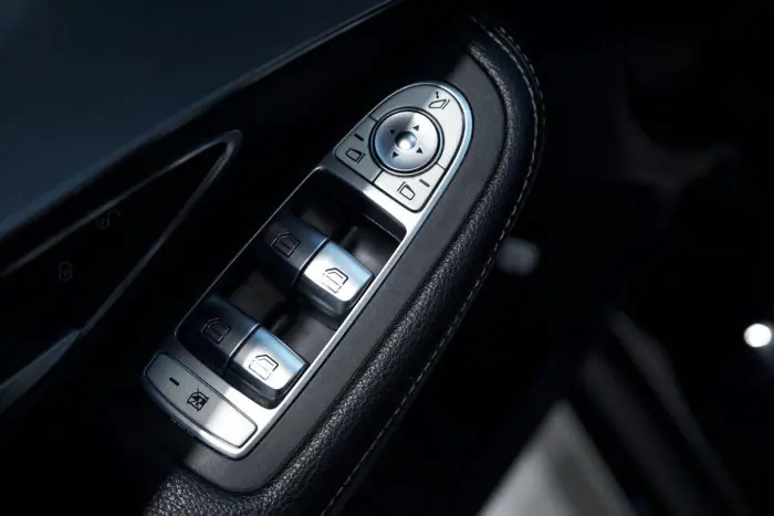 Mercedes-Benz C180 2018 - صورة 17