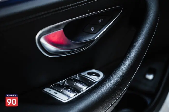 Mercedes-Benz E200 2021 - صورة 18