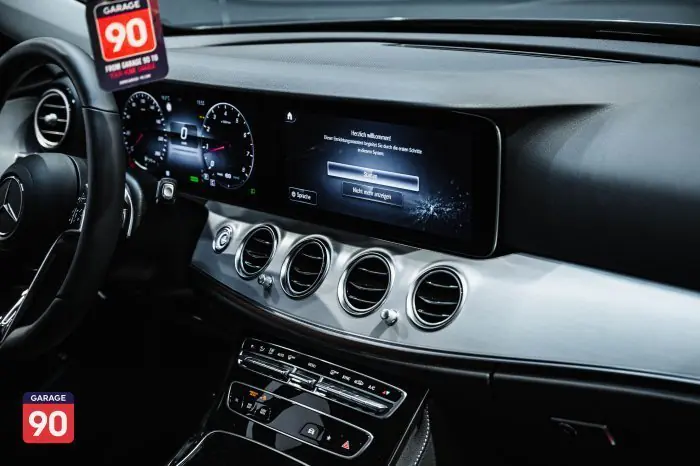 Mercedes-Benz E200 2023 - صورة 14