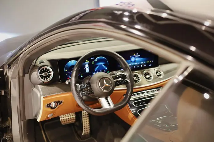 Mercedes-Benz E200 2021 - صورة 12