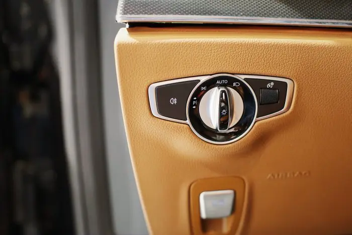 Mercedes-Benz E200 2021 - صورة 18