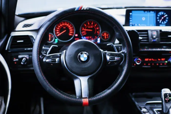 bmw 320i 2017 - صورة 18