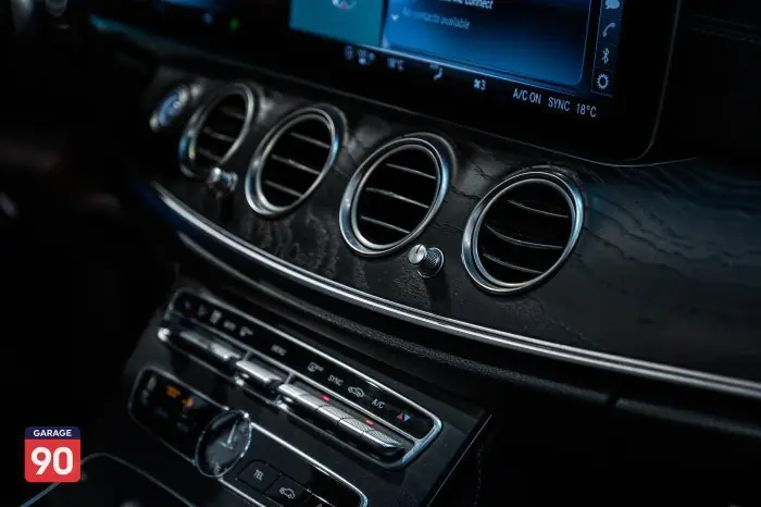 Mercedes-Benz E300 2019 - صورة 15