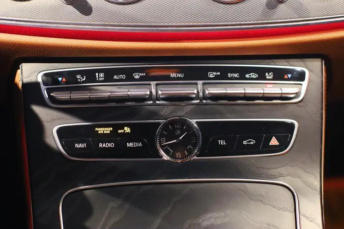 Mercedes-Benz E200 2020 - صورة 15