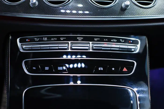 Mercedes-Benz E300 2021 - صورة 20