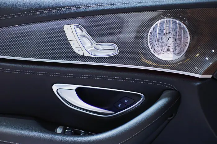 Mercedes-Benz E300 2021 - صورة 15
