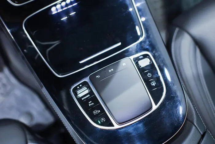 Mercedes-Benz E300 2021 - صورة 17