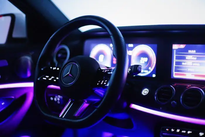 Mercedes-Benz E200 2021 - صورة 15