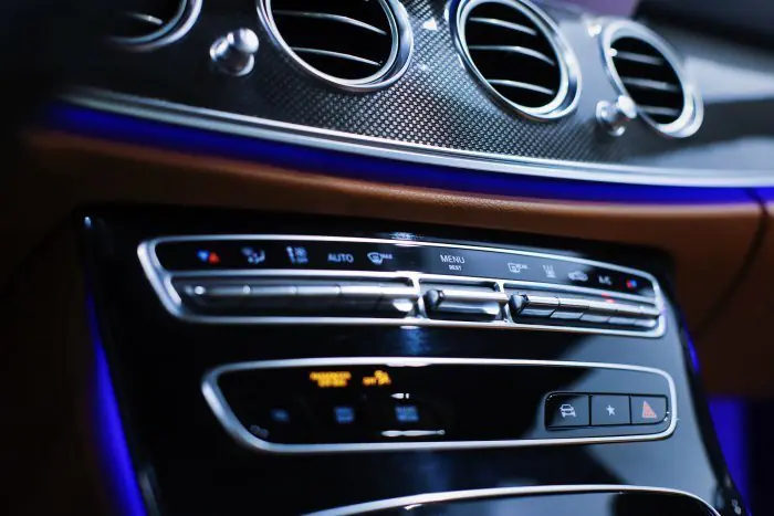 Mercedes-Benz E200 2021 - صورة 16