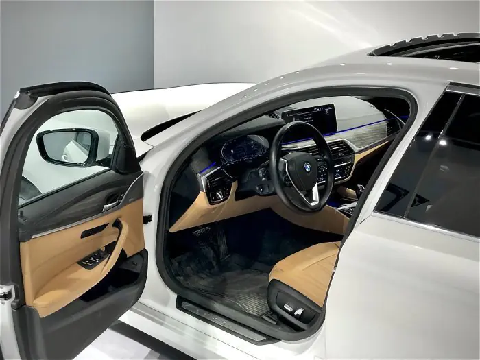bmw 520i 2021 - صورة 9
