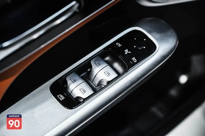 Mercedes-Benz GLC300 2024 - صورة 16