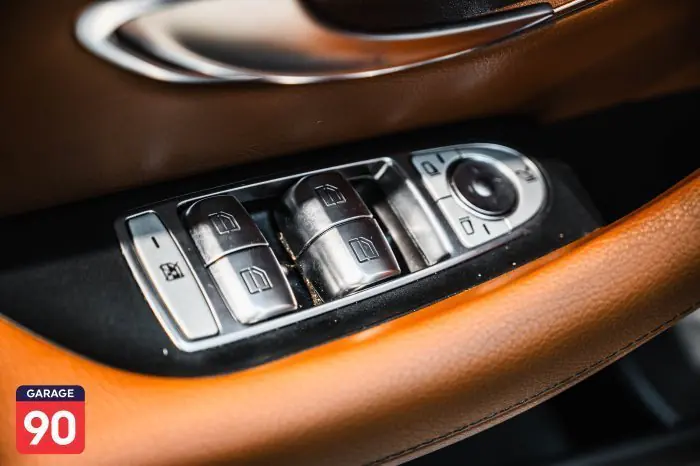 Mercedes-Benz E300 2021 - صورة 12