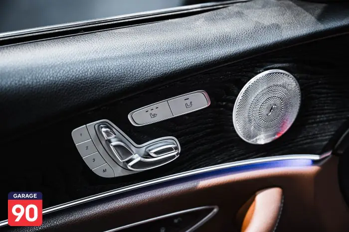 Mercedes-Benz E300 2020 - صورة 17