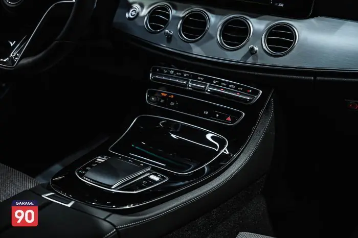 Mercedes-Benz E200 2022 - صورة 14
