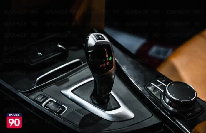 bmw 318i 2018 - صورة 12