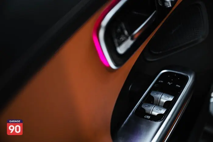 Mercedes-Benz C200 2023 - صورة 10